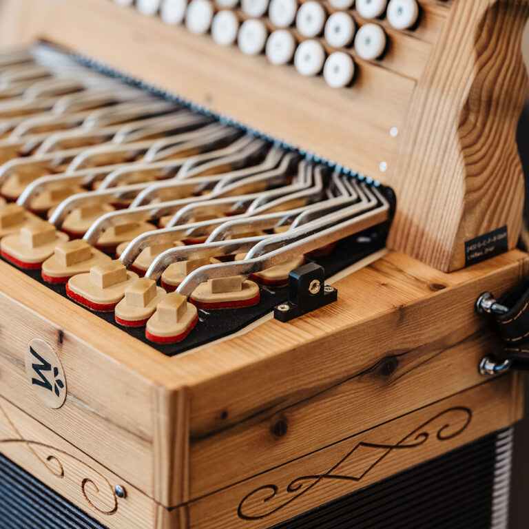 Detail-Aufnahme einer in Fertigung befindlichen Harmonika