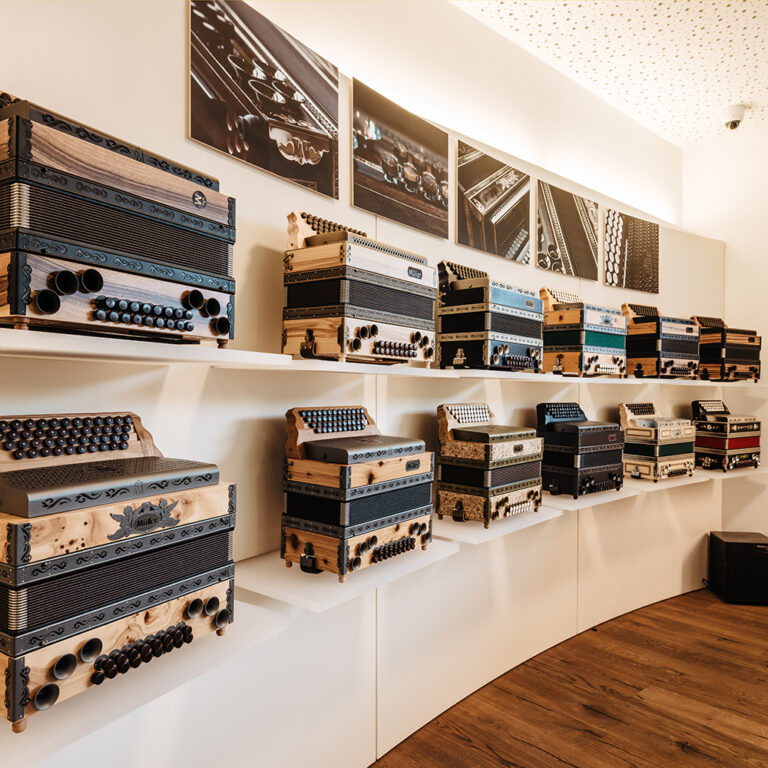 Verschiedene Harmonikas im Müller Showroom